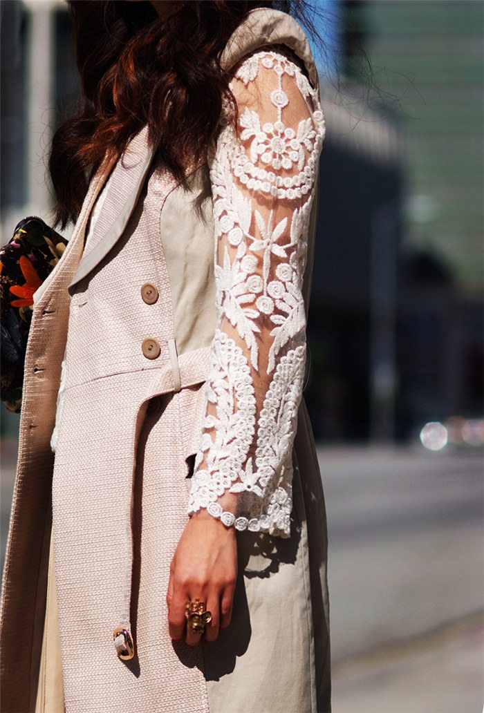 lace top and sleeveless trench_1