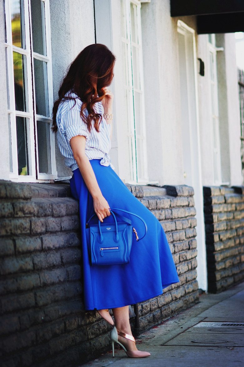 Curly hair and blue skirt_6