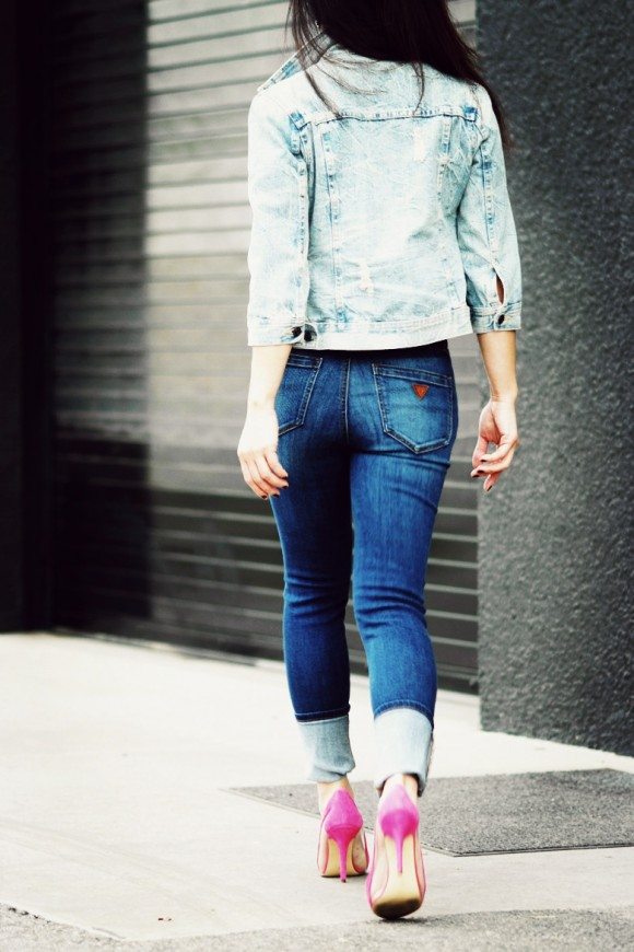 Glamor Denim Look: GUESS High Waist Jeans and Pink Shoes